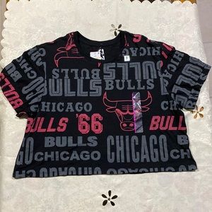 CHICAGO BULLS WOMEN CROPPED SHORT SLEEVE GRAPHIC TOP